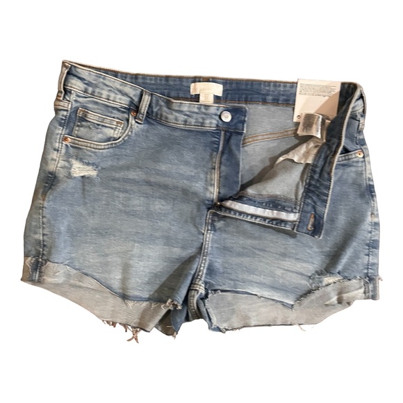 H&M Distressed Mom Fit Stretch Jean Shorts Cuffed High Rise Light Wash Size 18 - Picture 2 of 12